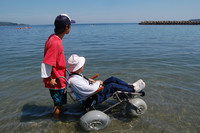 Medium_02　介助式水陸両用車いす　ランディーズ